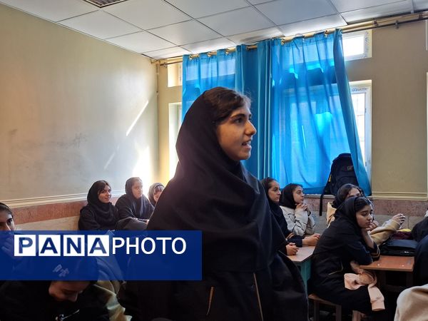 نشست دانش‌آموزی در راستای کیفیت‌بخشی به آموزش در دبیرستان دخترانه نبوت صفادشت