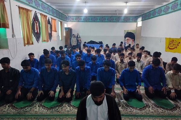 اقامه نماز جماعت مشترک در دبیرستان‌های دوره اول و دوم جزیره بوموسی