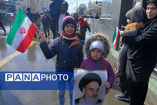 حضور پرشور مردم مشهدی در راهپیمایی ۲۲ بهمن 