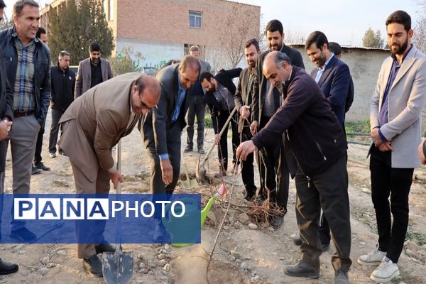 آیین روز درختکاری در هنرستان کشاورزی شهید باهنر پاکدشت 