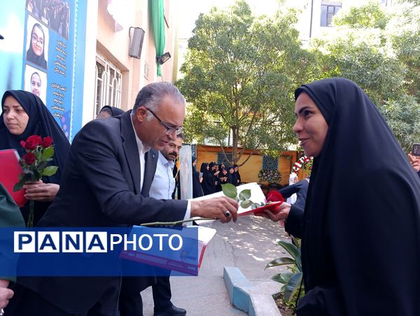 نواختن زنگ سپاس معلم در دبیرستان و دبستان میرزا جعفر سروقد
