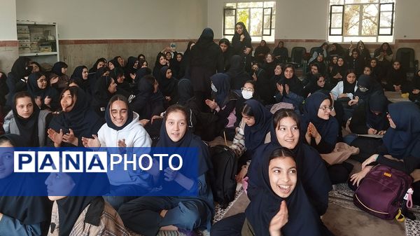  ویژه برنامه ولادت حضرت زینب(س) و روز پرستار در دبیرستان دخترانه استقلال‌ناحیه یک کرج