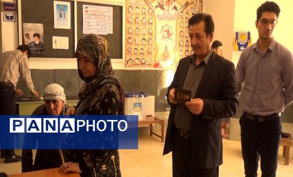 حضور دانش‌آموزان رأی‌اولی شهرستان بدره در چهاردهمین دوره انتخابات ریاست‌جمهوری