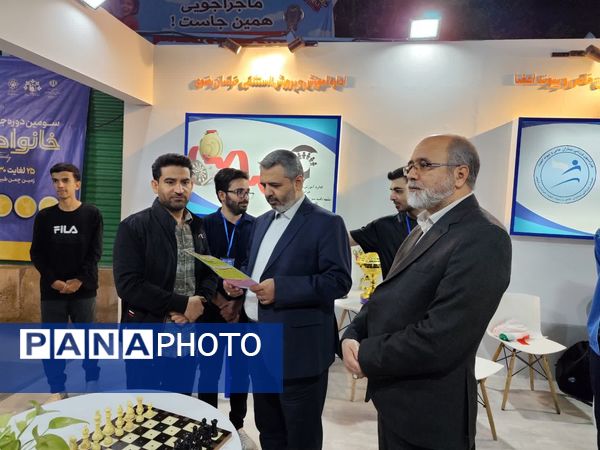 بازدید عضو شورای اسلامی شهر مشهد مقدس از غرفه منطقه ۱۰ شهرداری در بوستان ملت