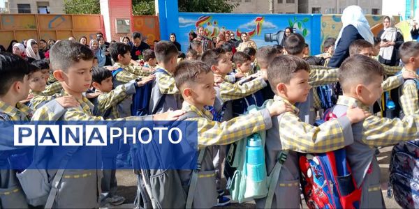 جشن‌شکوفه‌ها در‌ دبستان شهدای گمنام