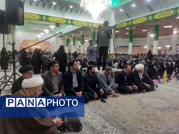 اجتماع دختران دانشجو در حرم مطهر حضرت معصومه (س) به مناسبت روز دختر  