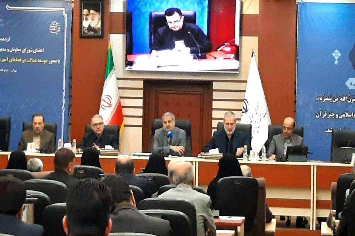 تمام تمرکز مدیران بر اجراییسازی نقشه راه سند تحول بنیادین به عنوان اصلیترین راهبرد کلان آموزش و پرورش باشد