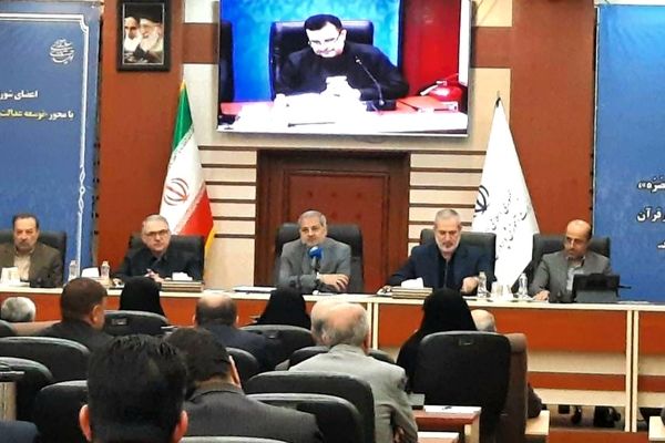 تمام تمرکز مدیران بر اجرایی‌سازی نقشه راه سند تحول بنیادین به عنوان اصلی‌ترین راهبرد کلان آموزش و پرورش باشد
