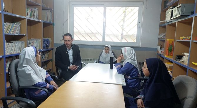 گفت‌وگو با آموزگار دبستان شهیدان داوودی و حسینی بلده