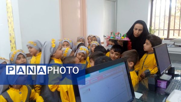 قدردانی از کارکنان خانههای بهداشت روستای فدافن در روز پرستار