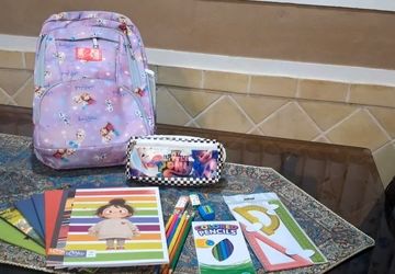 مهربانی در زارچ؛ توزیع ۳۵۰ بسته لوازم‌التحریر بین دانش‌آموزان نیازمند