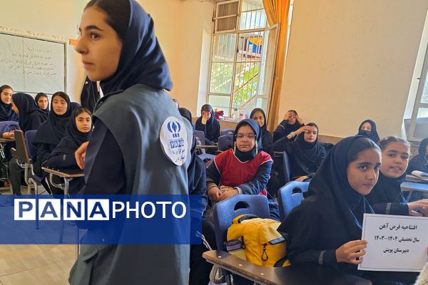 بینایی سنجی و توزیع قرص آهن در آموزشگاه پویش ناحیه ۳شیراز 