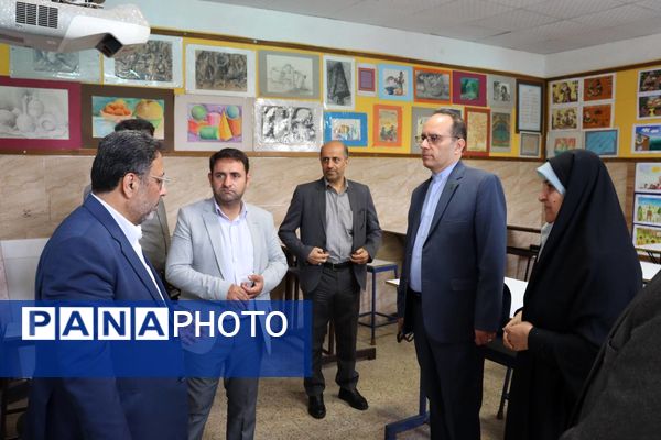 زنگ سپاس معلم در هنرستان احمدی روشن منطقه ۱۴ تهران با حضور وزیر نیرو نواخته شد