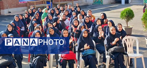 نواختن زنگ جشن جوانه‌ها در دبیرستان تیمسار فلاحی‌ناحیه یک کرج