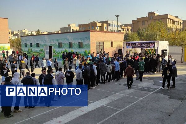 در اغنای دل‌ها هنرستان موفقیان اسلامشهر میزبان آیین فاطمیه و سفره احسان بانوی نور بود