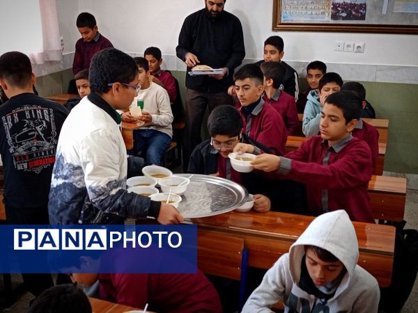 پخش غذای نذری بین دانش آموزان دبیرستان میثاق 