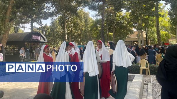 فرزندان ایران زمین در کنار آرامگاه حکیم‌ توس