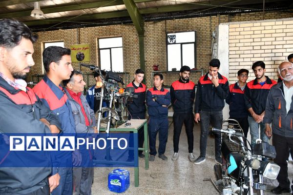 بازدید فرماندار و مدیر آموزش و پرورش مه ولات از مجموعه هنرستان کشاورزی امام خمینی (ره)