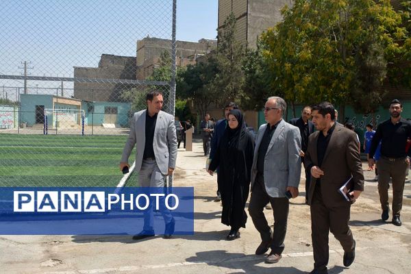 برگزاری آیین افتتاحیه زمین چمن مصنوعی هنرستان صنعت پژوهشان و مدرسه سردار سلیمانی بهارستان ۲