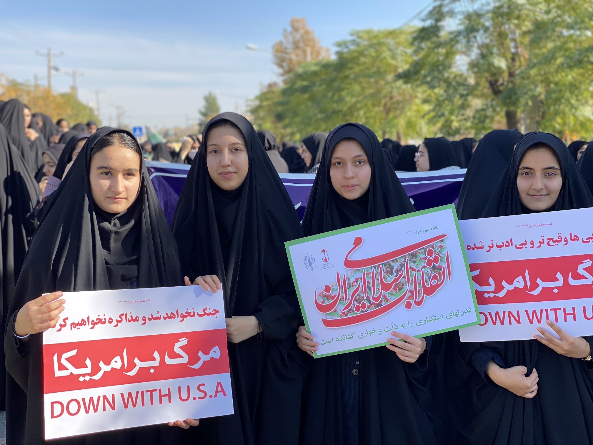 راهپیمایی عظیم ۱۳ آبان ماه، با حضور پرشور دانش‌آموزان ولایتمدار و مردم غیور و همیشه در صحنه مه‌ولات