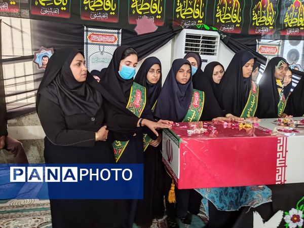 استقبال پرشور از شهید گمنام در هنرستان زهرای مرضیه بندرعباس