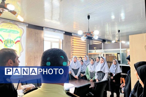 دیدار صمیمی آینده‌سازان با حافظان نظم و امنیت در کلانتری ۱۱ فیروزکوه
