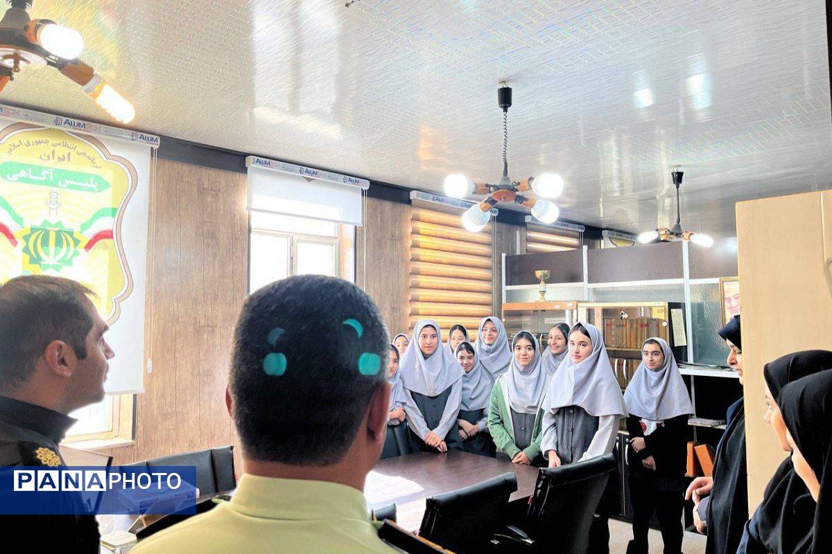 دیدار صمیمی آینده‌سازان با حافظان نظم و امنیت در کلانتری ۱۱ فیروزکوه