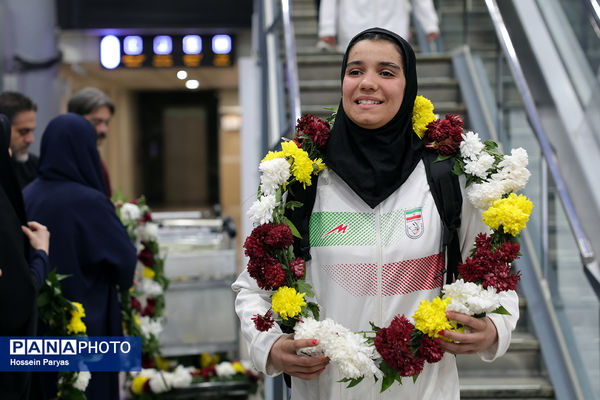 بازگشت طلایی‌پوشان بلندقامت دانش‌آموز ایران با کاپ قهرمانی