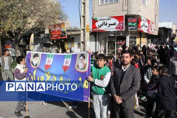 برگزاری راهپیمایی یوم الله ۱۳ آبان با حضور دانش‌آموزان و مسئولین در صفادشت 