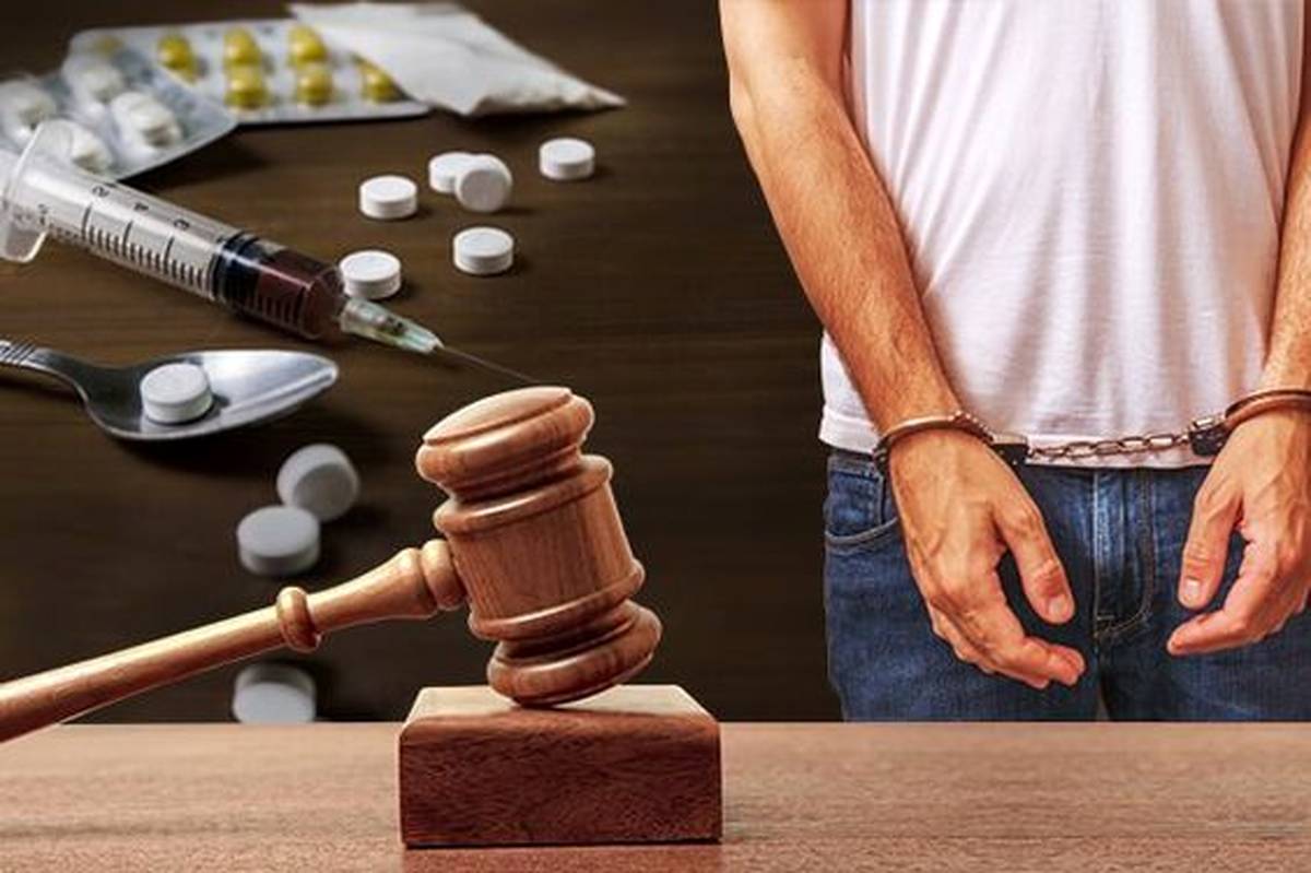 فروش داروهای سقط جنین و مخدر در عطاریها؛ قانون چه مجازاتی برای متخلفان در نظر گرفته است؟