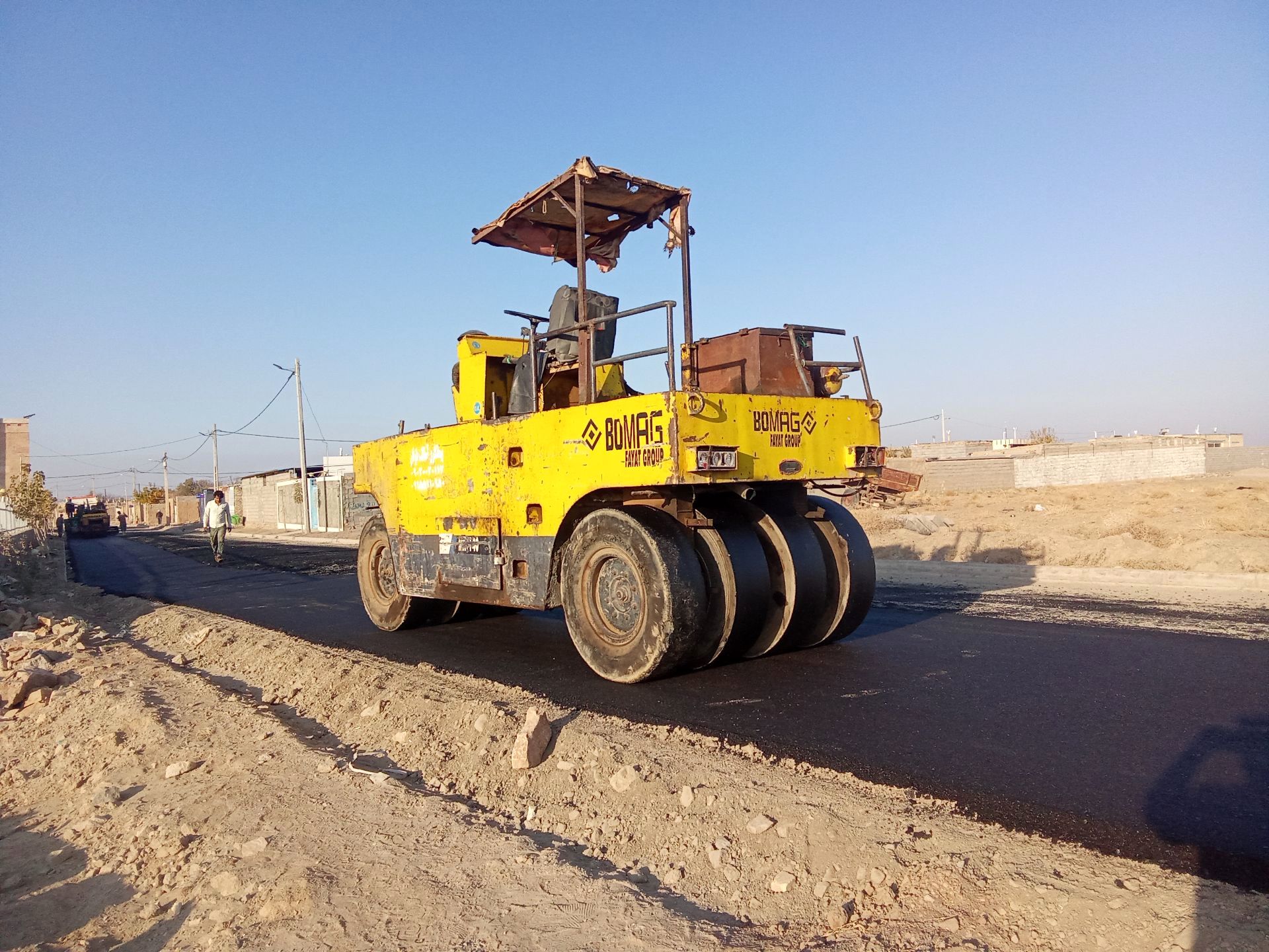 آغاز عملیات آسفالت ریزی در روستای درخت سنجد 