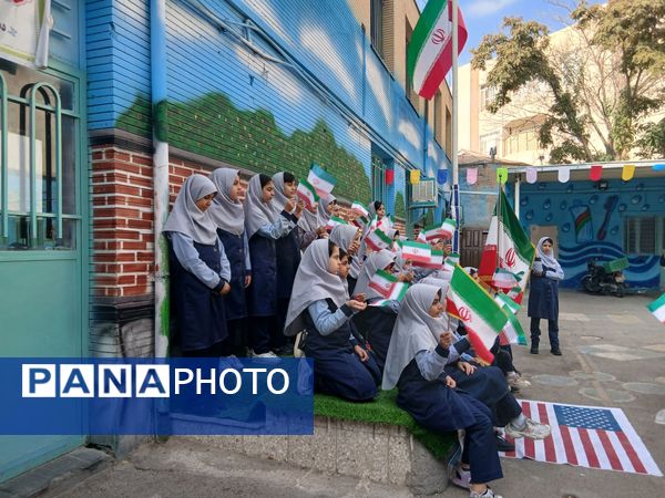 طنین شعارهای انقلابی در دبستان دخترانه میثاق به مناسبت ۱۳ آبان