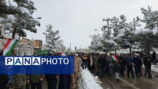 حضور پر شور فرهنگیان و دانش آموزان در کنار مردم ولایتمدار شهرستان صالح آباد در یوم الله ۲۲بهمن