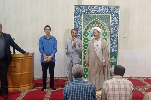 اهدای جایزه معنوی به دانش‌آموز دبیرستان پسرانه شاهد افشار یزد