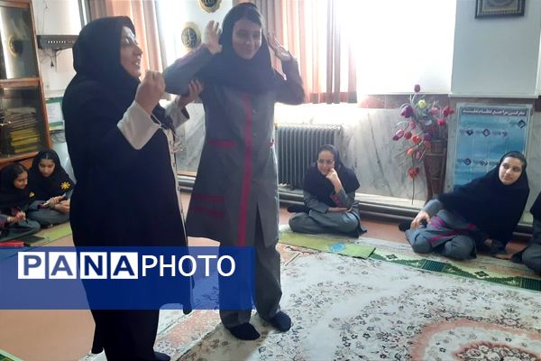جلسه انس با قرآن و گفتمان دینی در دبیرستان فرزانگان قائمشهر