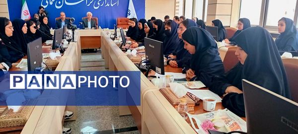 نشست بین نسلی دانش‌آموزان دختر منتخب با حضور مشاور وزیر و استاندار 