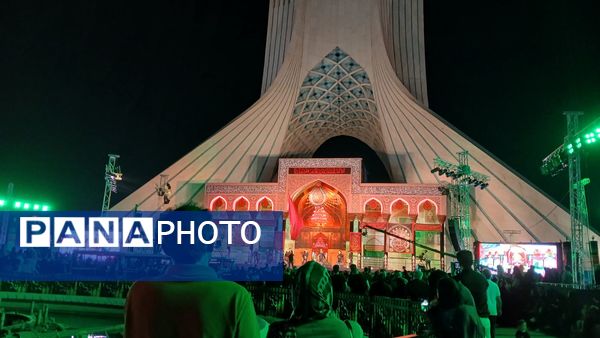 شکوه سوگ در میدان آزادی