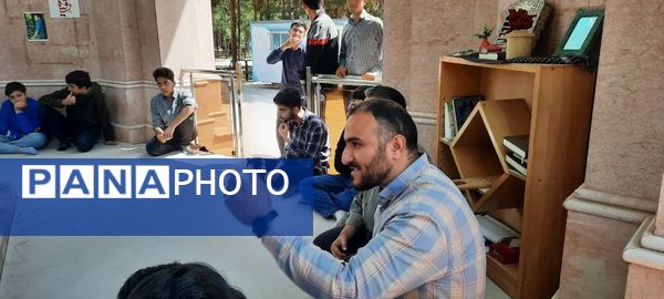 ادای احترام و غبارروبی گلزار شهدای گمنام توسط دانش‌آموزان