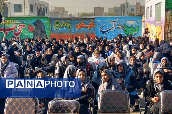 سوگواری فرهنگیان و دانش‌آموزان شهرستان قرچک در مدرسهٔ متوسطه اول بنیاد پانزده خرداد 