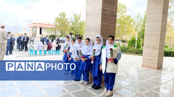 اهدای گل توسط دانش‌آموزان به پرستاران به مناسبت روز پرستار 