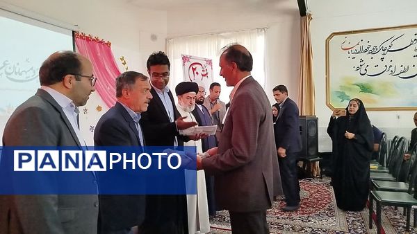 تجلیل از نمرات 20 امتحان نهایی و ممتازان علمی و پرورشی در جشن بیست دبیرستان خاتم الانبیا (ص)