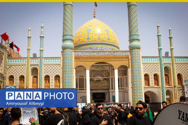 حال و هوای معنوی مشهداردهال در روز اربعین حسینی با حضور پرشور زائران و دسته‌های عزاداری