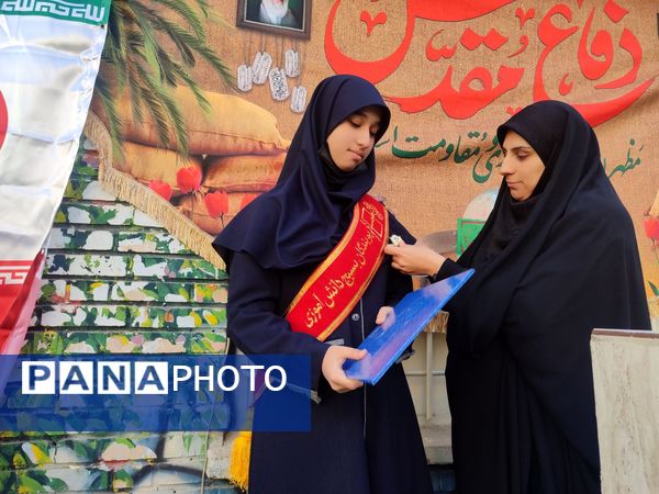 مراسم اعطای حکم و نشان فرماندهی بسیج دانش آموزی دبیرستان شاهد تکتم ناحیه۳