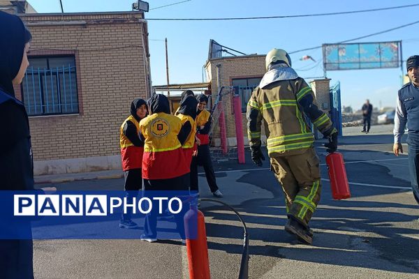  مانور زلزله در مدرسه فرزانگان ورامین