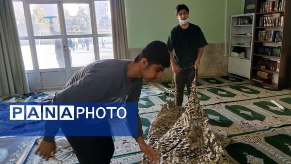 مراحل آماده‌سازی مراسم گرامیداشت شهید رمضانعلی چوبداری در دبیرستان نمونه دولتی معلم ساوجبلاغ 