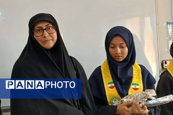 تجلیل از فرزند شهید صفری در کلاس درس با حضور یکی از همرزمان پدر