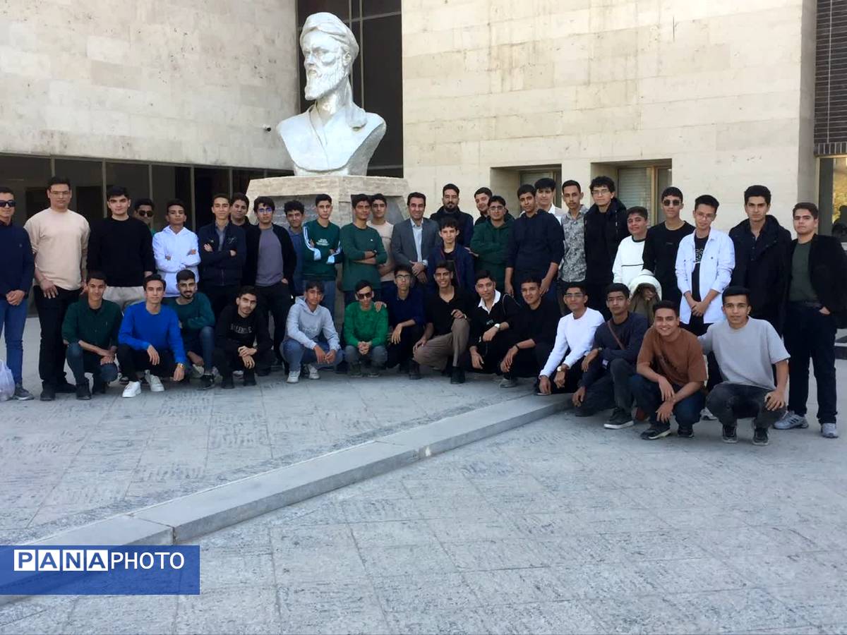 بازدید دانش آموزان دبیرستان نمونه آیت‌الله خامنه‌ای از دانشکده پزشکی دانشگاه فردوسی مشهد