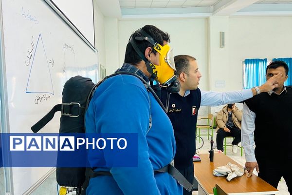  آماده‌سازی مانور زلزله با آموزش آتش‌نشان‌ها در مدرسه نمونه‌دولتی شهید مطهری رباط‌کریم