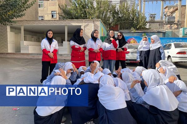مانور تخلیه اضطراری و آمادگی برای لحظات بحرانی در مدرسه معراج بهارستان‌دو