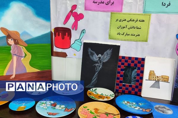 نمایشگاه هنری دانش آموزان در دبیرستان مهردخت 